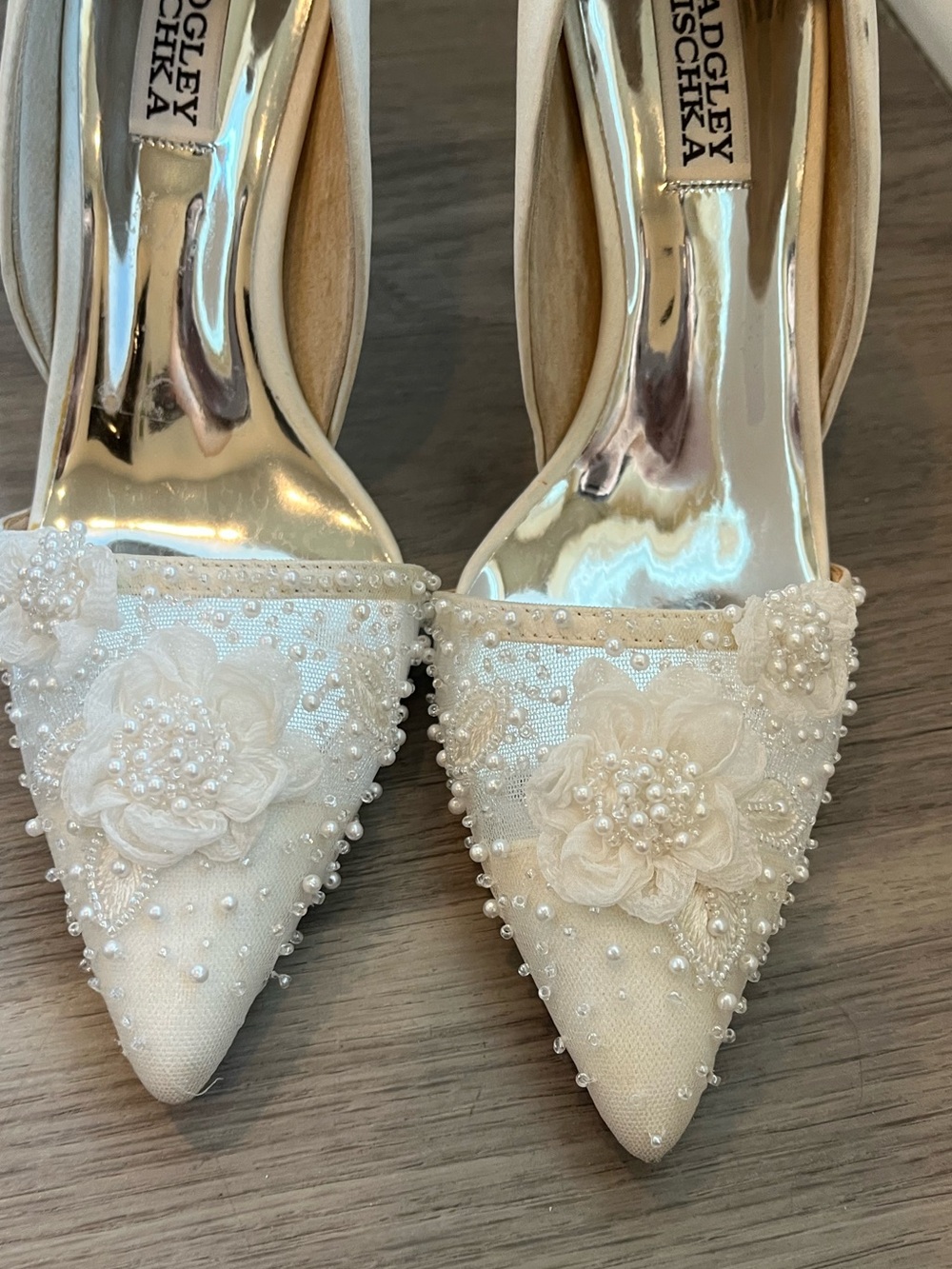 Badgley Mischka Ivory Satin FloralPearl Embellished PointedToe Bridal Pumps SZ 7 - Picture 3 of 4